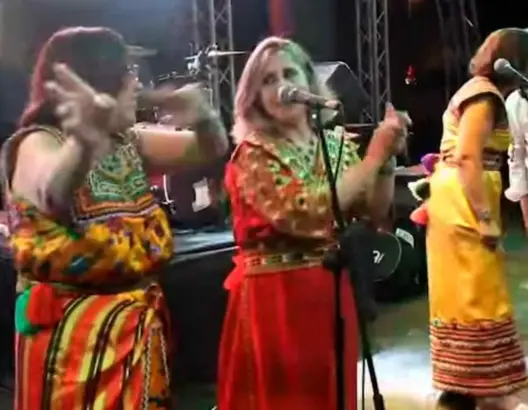 فنانون قبائليون يشاركون المغاربة فرحتهم بفوز أشبال الأطلس (فيديو)
