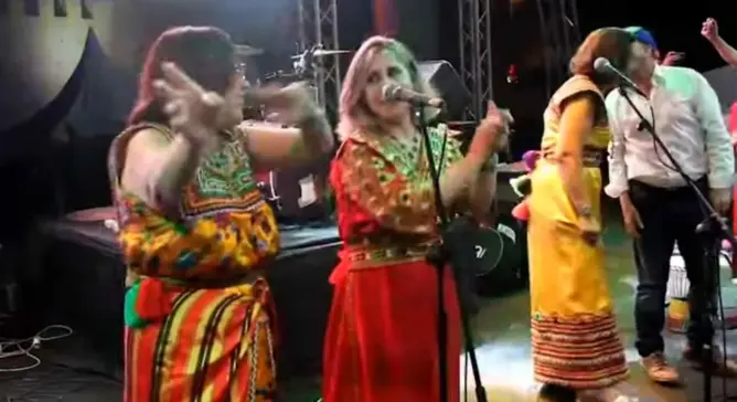 فنانون قبائليون يشاركون المغاربة فرحتهم بفوز أشبال الأطلس (فيديو)