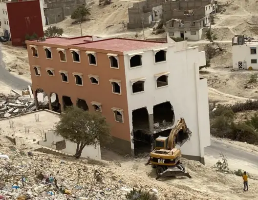 لحظة هدم بناية ضخمة يملكها مستثمر معروف بأكادير