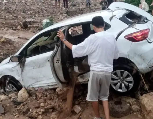 السيول تجرف خمس سيارات وتلحق أضرارا وخيمة بمولاي ابراهيم نواحي مراكش (فيديو)
