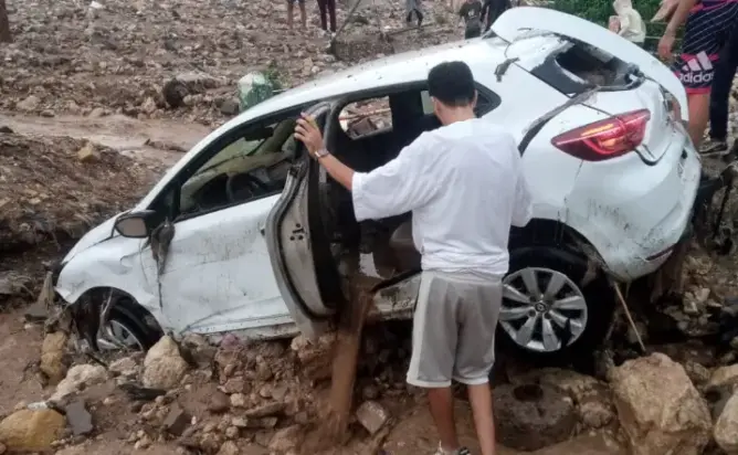 السيول تجرف خمس سيارات وتلحق أضرارا وخيمة بمولاي ابراهيم نواحي مراكش (فيديو)