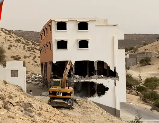 هدم بنايات أورير بعين القانون.. محامٍ: أين كانت السلطات أثناء تشييدها؟