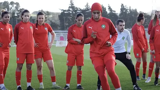 لاعبة مغربية تدخل التاريخ كأول محجبة في المونديال.. والفيفا تحتفي بها