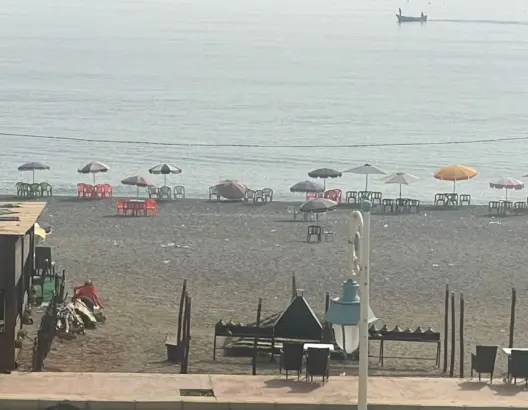 مجهولون يحتلون شاطئ وادلاو بوضع الكراسي والمظلات ومطالب للسلطات بالتدخل