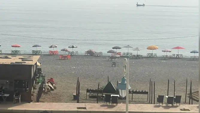مجهولون يحتلون شاطئ وادلاو بوضع الكراسي والمظلات ومطالب للسلطات بالتدخل