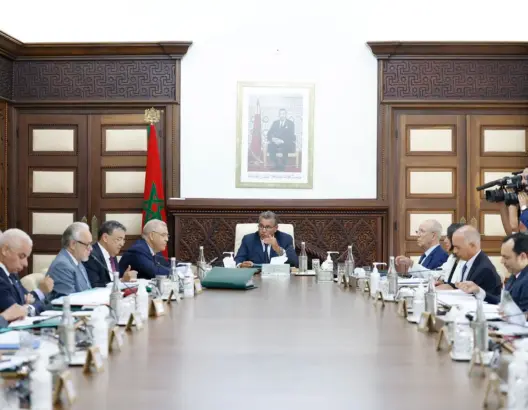الحكومة تعقد اجتماعا استثنائيا قبل العطلة .. وتصادق على 4 مراسيم