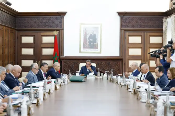 الحكومة تعقد اجتماعا استثنائيا قبل العطلة .. وتصادق على 4 مراسيم
