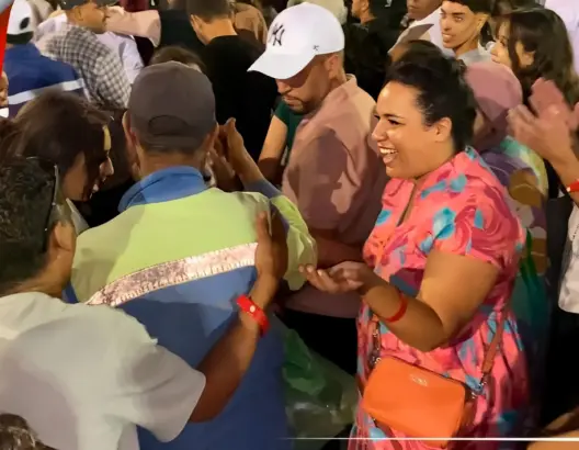 عامل نظافة يخطف الأضواء من نجوم مهرجان بأكادير (فيديو)