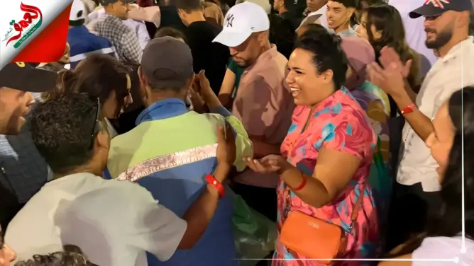 عامل نظافة يخطف الأضواء من نجوم مهرجان بأكادير (فيديو)