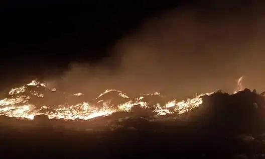 حريق مهول بمطرح للنفايات يثير استياء بطاطا