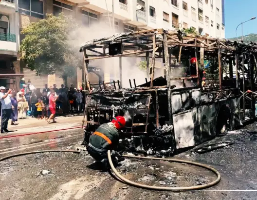 النيران تلتهم حافلة للنقل الحضري بتطوان ونجاة ركابها (صور وفيديو)