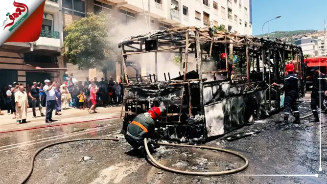 النيران تلتهم حافلة للنقل الحضري بتطوان ونجاة ركابها (صور وفيديو)