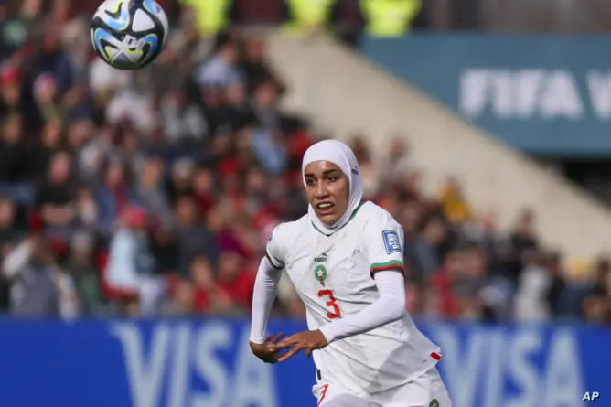 نهيلة بنزينة تدخل تاريخ كرة القدم كأول “محجبة” تشارك في مونديال السيدات