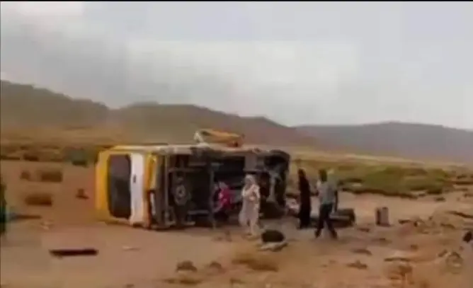 وفاة طفلة وإصابات في انقلاب سيارة للنقل المدرسي ببولمان
