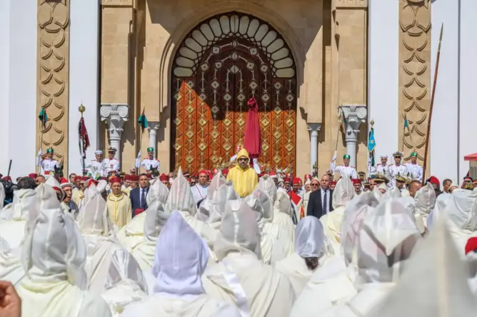 “الغارديان” تختار صورة للملك بتطوان ضمن الصور الأكثر تميزا في العالم