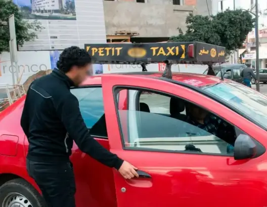 “انتقاء” بعض سائقي الطاكسيات للوجهات يغضب بيضاويين ومهني يوضح (فيديو)
