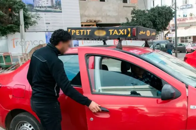 “انتقاء” بعض سائقي الطاكسيات للوجهات يغضب بيضاويين ومهني يوضح (فيديو)