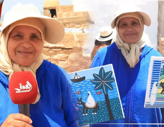 تعلمت على يد زوجها.. رشيدة فنانة عصامية تبدع في رسم معالم الصويرة (فيديو)