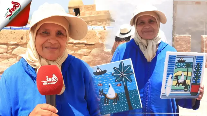تعلمت على يد زوجها.. رشيدة فنانة عصامية تبدع في رسم معالم الصويرة (فيديو)