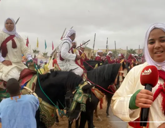إيمان.. فارسة دكالية مولعة بالتبوريدة تشربت حب الخيل منذ الصغر تحكي عن تجربتها