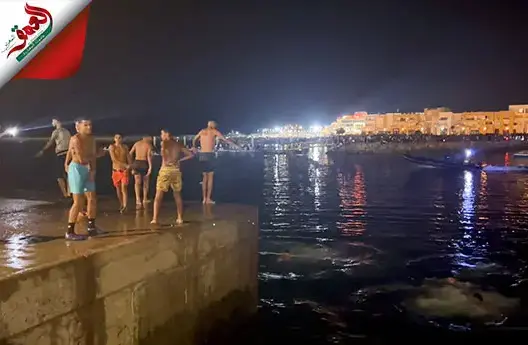 ساكنة الرباط تواجه الحر بالسباحة في البحر