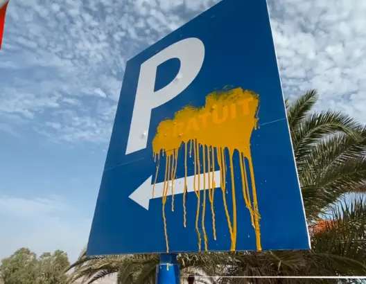 فوضى مواقف السيارات.. مسؤول يفضح “مافيا البارغينغ” بتاغازوت (فيديو)