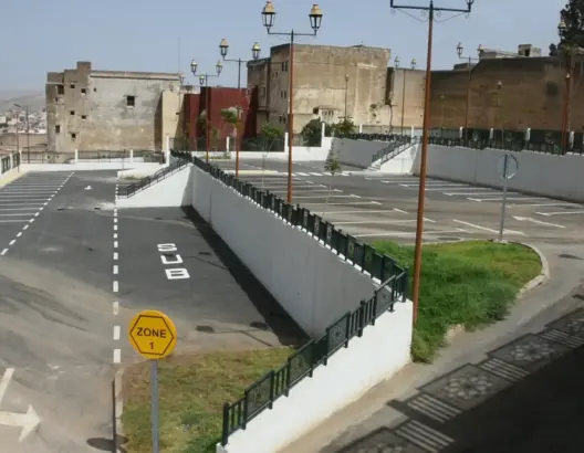 تأخر إطلاق مرابد السيارات الجديدة بفاس يغضب تجار المدينة العتيقة