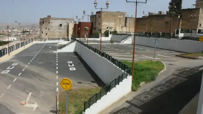 تأخر إطلاق مرابد السيارات الجديدة بفاس يغضب تجار المدينة العتيقة