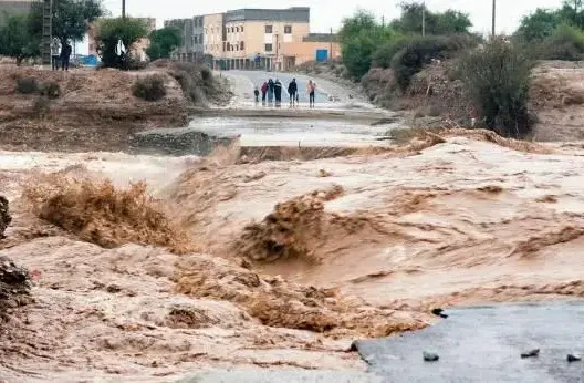 مصرع شخص داخل سيارة وفقدان آخر في سيول جارفة ببولمان
