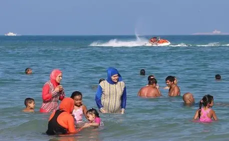 جدل البوركيني يعود لإيطاليا بعد منع مسلمات من ولوج أحد الشواطئ