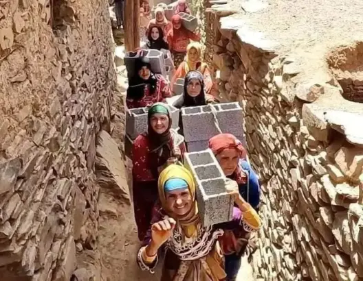 صور مغربيات يحملن الطوب على ظهورهن تكشف حجم التهميش بقرى الحوز وتارودانت