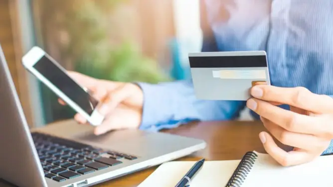 شركات “تتجاهل” تحذيرات مجلس المنافسة وتواصل فرض رسوم الأداء عبر الانترنيت (صور)