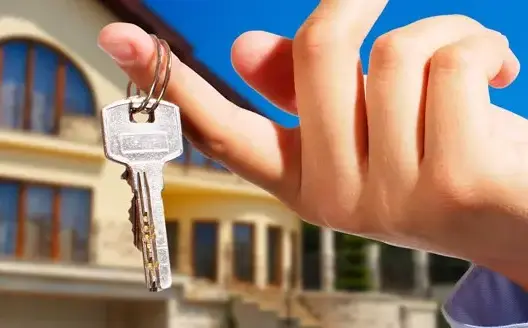 الحكومة تضع قطار “الإيجار الموسمي” على سكة القانون وتنهي زمن العشوائية بالقطاع