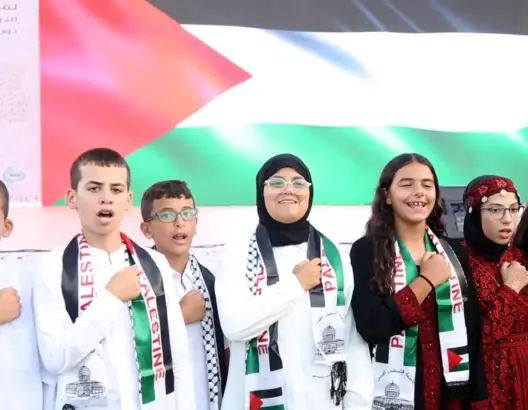 “واش عندنا حماس هنا؟”.. أستاذ بالرباط ينزع علم فلسطين من تلميذ ويتوعد من يرتدون الكوفية