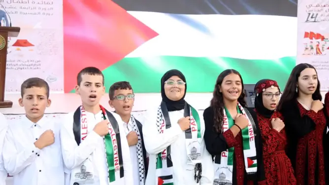 “واش عندنا حماس هنا؟”.. أستاذ بالرباط ينزع علم فلسطين من تلميذ ويتوعد من يرتدون الكوفية