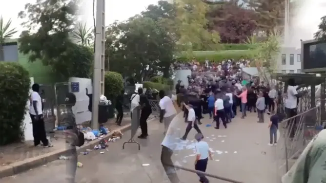 بعد أحداث السبت .. غابونيون يطلقون عريضة لإقالة سفير بلادهم بالمغرب
