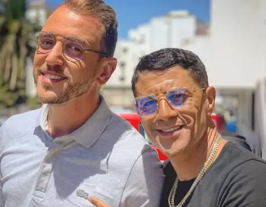 قيمته مليون ونصف.. الممثل العالمي التغماوي يهاجم “مومو” ويطالبه بإعادة حزام سرواله