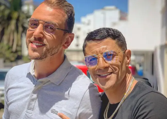 قيمته مليون ونصف.. الممثل العالمي التغماوي يهاجم “مومو” ويطالبه بإعادة حزام سرواله