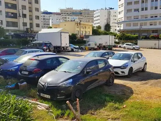 سلطات طنجة تشن حملة ضد مواقف السيارات “العشوائية” وتوقف أصحابها