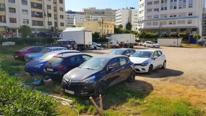 سلطات طنجة تشن حملة ضد مواقف السيارات “العشوائية” وتوقف أصحابها