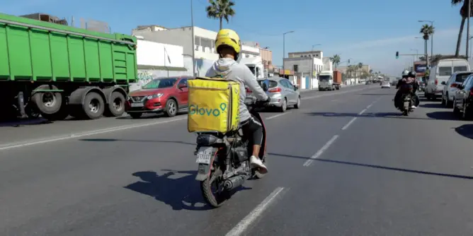 فوضى وسياقة متهورة .. عمال التوصيل GLOVO يثيرون الرعب بشوارع المملكة