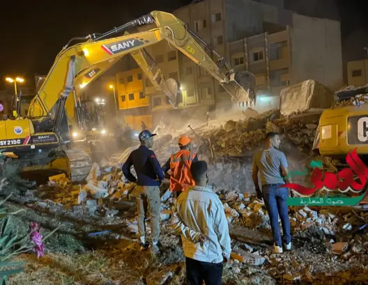 خلفت إصابة السائق.. انهيار عمارة فوق جرافة أثناء هدمها بطنجة (صور)