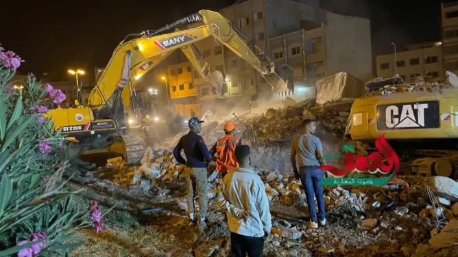 خلفت إصابة السائق.. انهيار عمارة فوق جرافة أثناء هدمها بطنجة (صور)