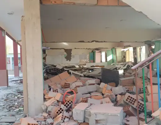 من يتحمل المسؤولية في استمرار الدراسة في مناطق تضررت من الزلزال؟