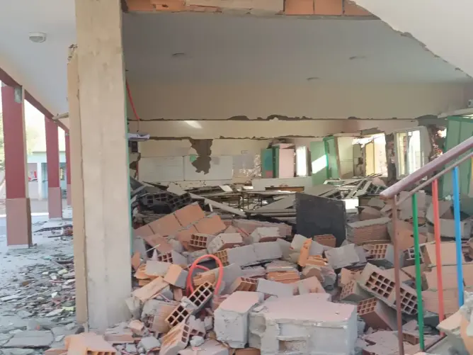 من يتحمل المسؤولية في استمرار الدراسة في مناطق تضررت من الزلزال؟