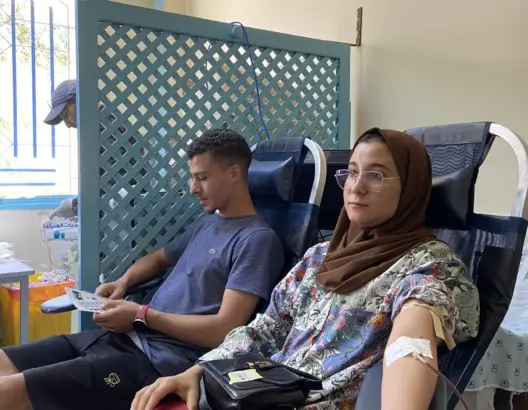 مواطنون ببني ملال يقبلون على التبرع بالدم لإنقاذ ضحايا الزلزال (فيديو)