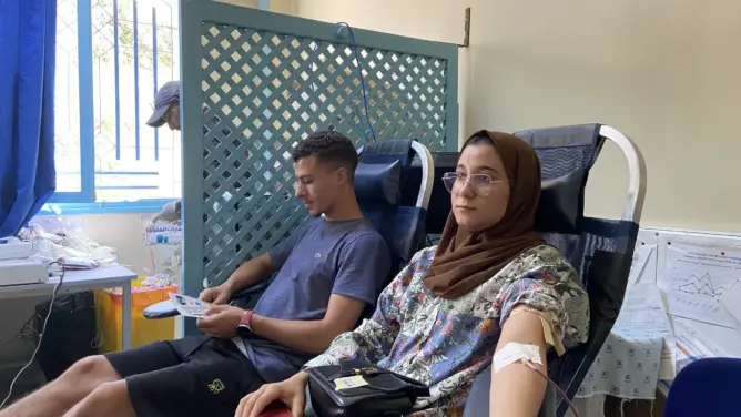 مواطنون ببني ملال يقبلون على التبرع بالدم لإنقاذ ضحايا الزلزال (فيديو)