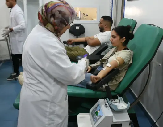 مئات المواطنين يتبرعون بالدم بفاس