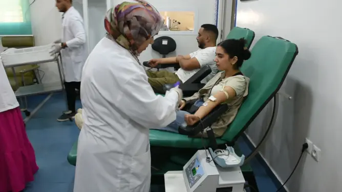 مئات المواطنين يتبرعون بالدم بفاس