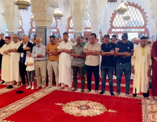 بخشوع وتأثر .. المغاربة يؤدون صلاة الغائب على أرواح شهداء زلزال الحوز (فيديو)
